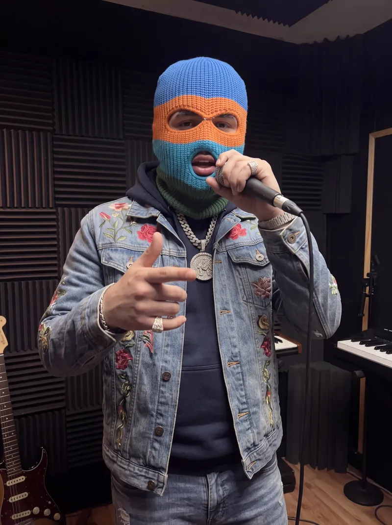 Mateo Acebo pegado al micrófono